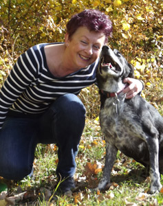 Judith Le Huray mit ihrer Hndin Lilo beim Herbstspaziergang